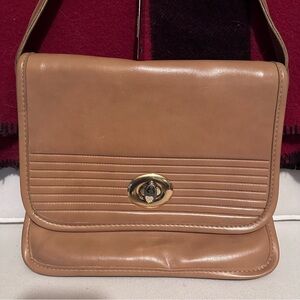 🐪VGUC Vintage Camel Tan Naugahyde Turn-lock Handbag